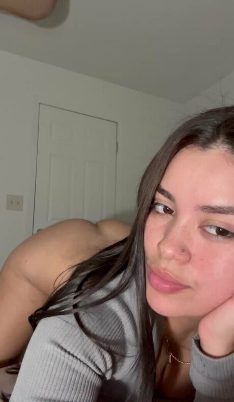 hellenfuentesss naked model pic