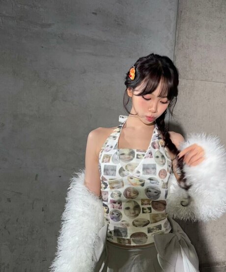 Kim Chaewon model high quality img