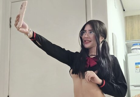 X Y D I E nudes star picture