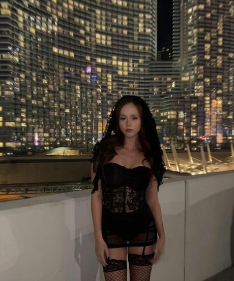 Taylor Levinson star art photos