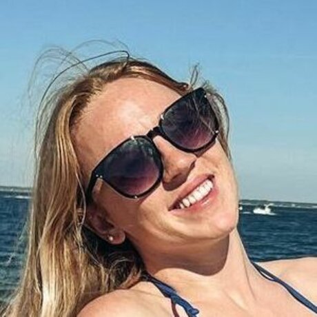 Molly Carlson star nude picture