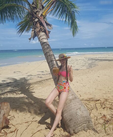 beautiful asian onlyfans top picture