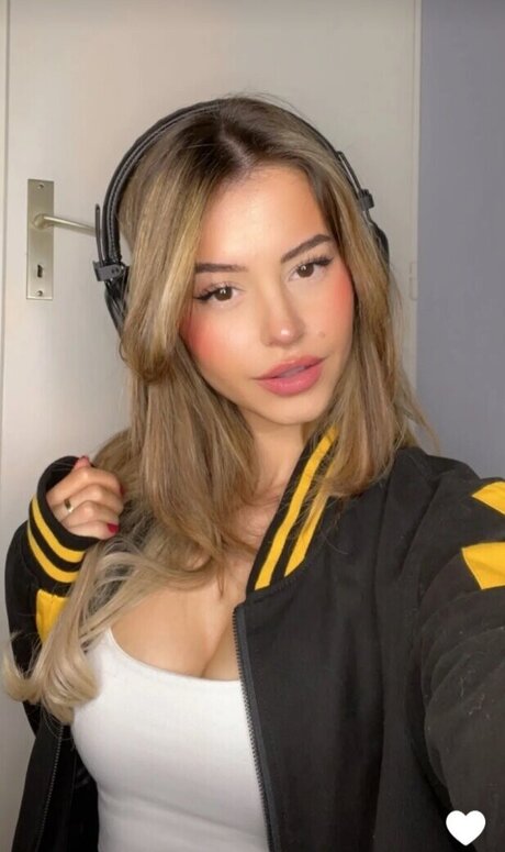 L a Elui star adult image