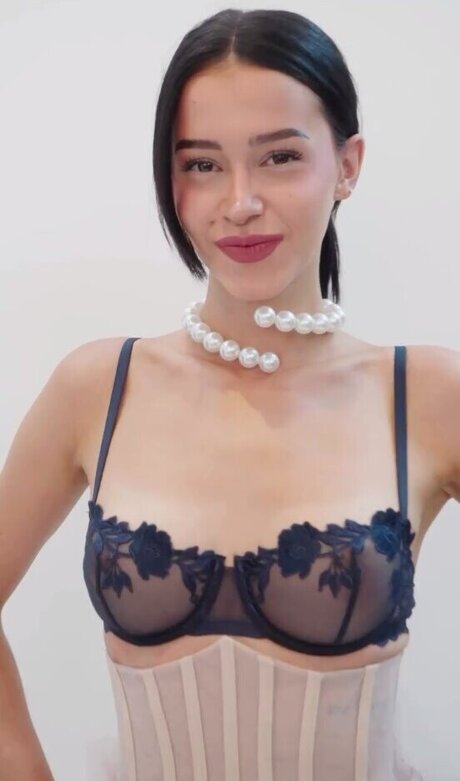 L a Elui star hot images