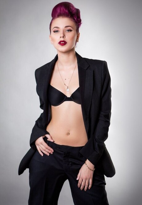 Anastasia Ashera model top image