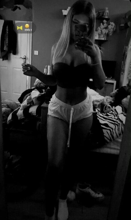 Emily McClean model hot img
