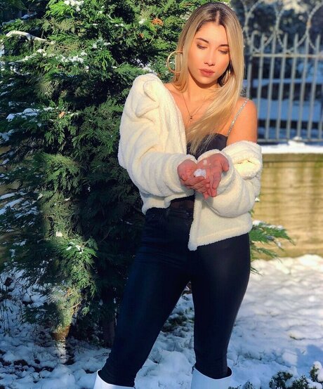 Elif Karaarslan top model pics
