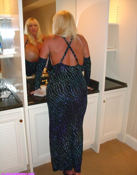 Maxi Mounds art pornstar photo