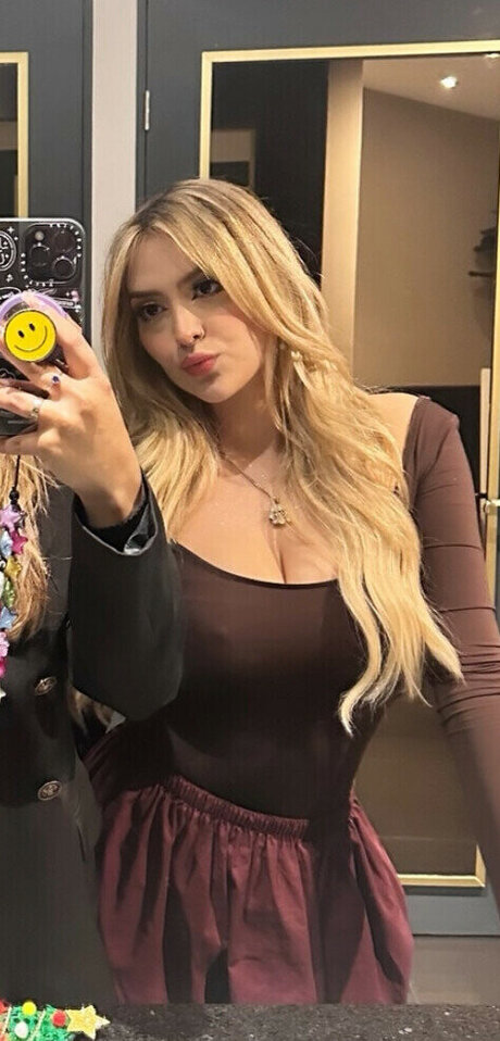 AriGameplays adult model img