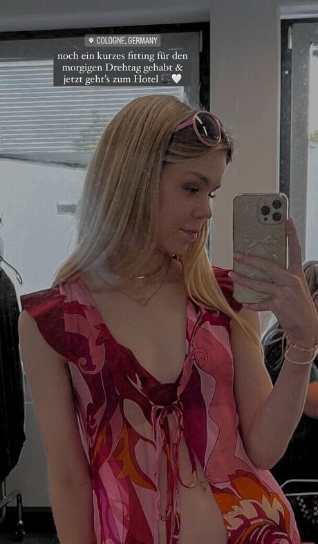 Lea Peach pretty model img