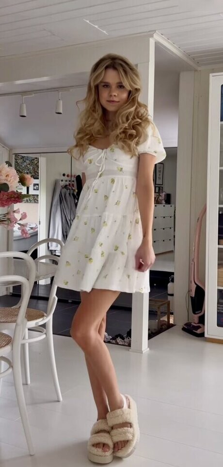 Lea Peach naked pornstar img
