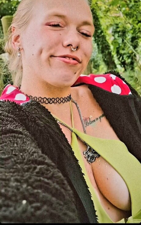 vanny flowerchild free model pic