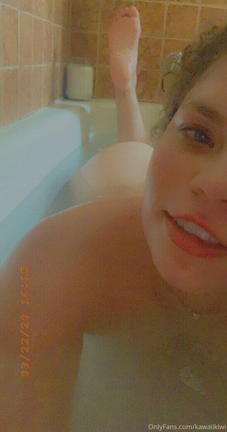 Kawaiikiwicosplay naked model image