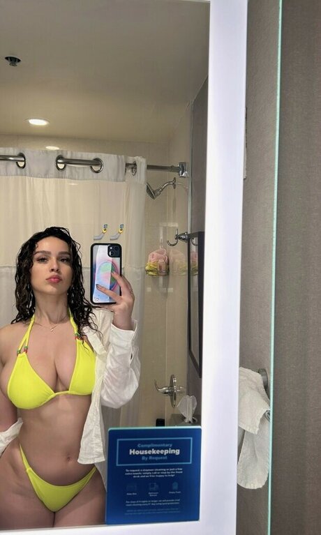 Simplyneidaa pornographic model photo