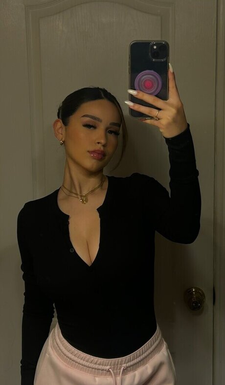 Simplyneidaa model porn picture