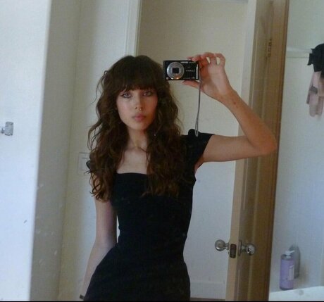Moongirlevie sexy model pic