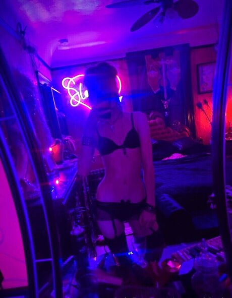 Moongirlevie pretty model pic