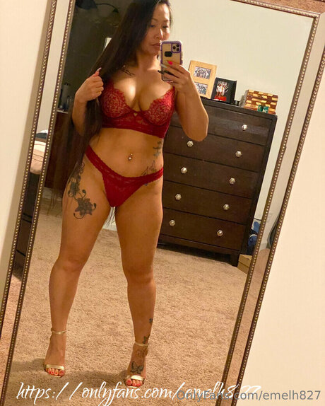 Emelh827 nude pornstar img