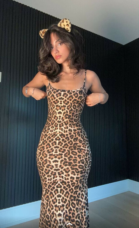 Melody Oz sexy actress galleries