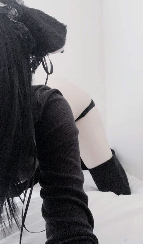 dumbkittteen nude model picture