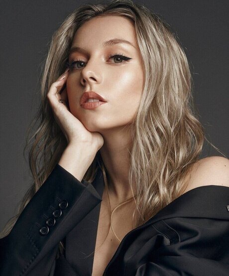 Ester Exp sito model perfect img