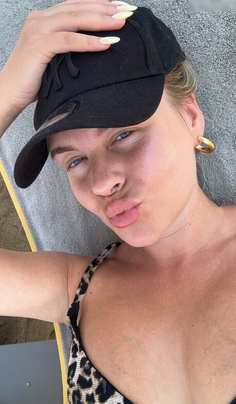 Dagi Bee model porn images