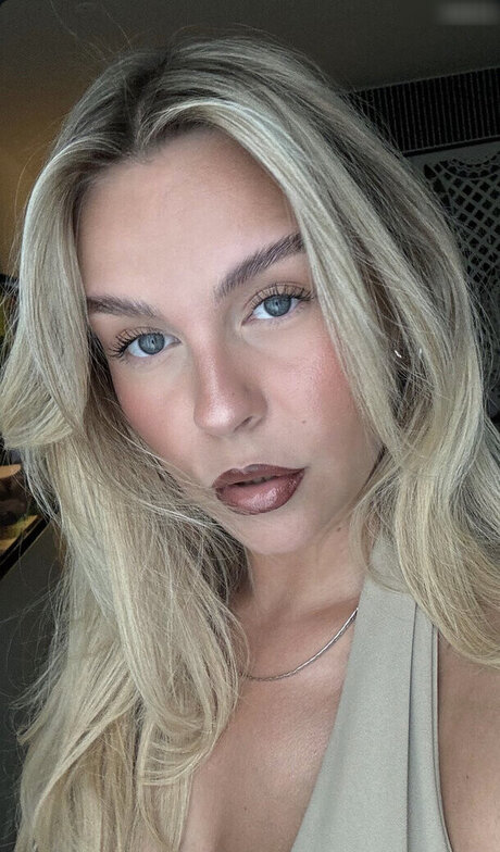 Dagi Bee model beautiful img