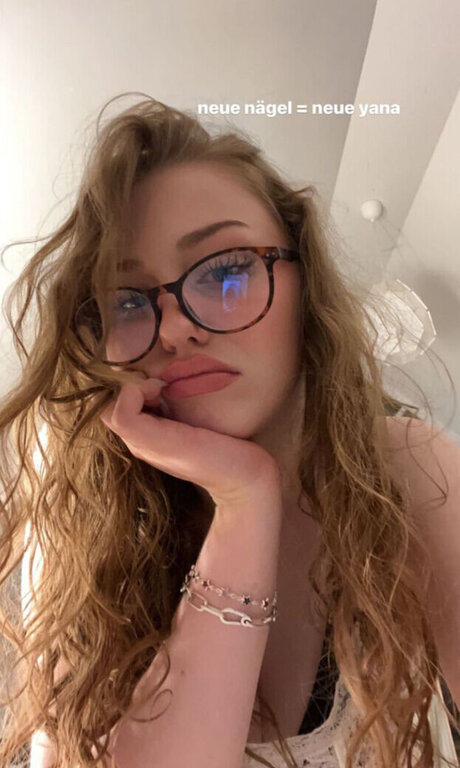 Yana Clare star pretty pic