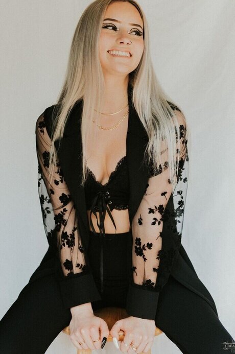 Megan Elizabeth model art pic