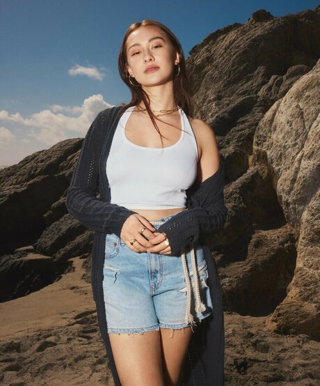 Lola Tung nice actress pic
