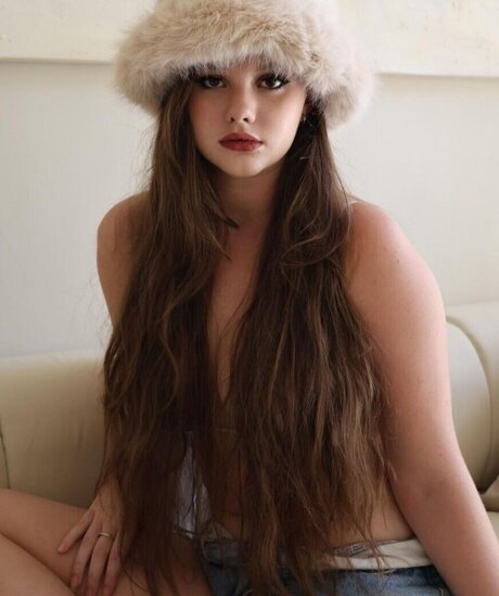 Isabella 110022 naked model image