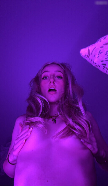 Bellaraee naked star photo