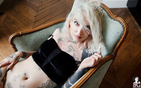 gladycesuicide adult model picture