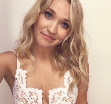 Emily Osment pornstar pretty pictures