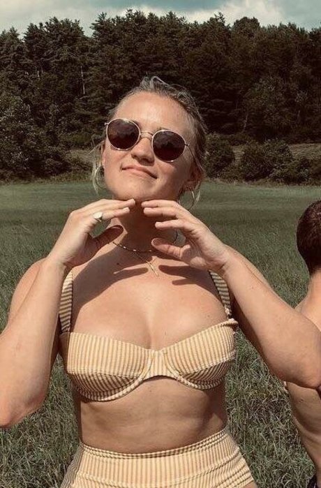 Emily Osment erotic star pic