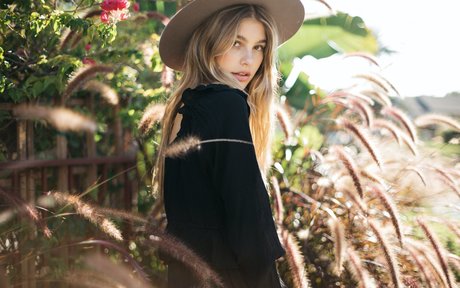 Camila Morrone star adult img
