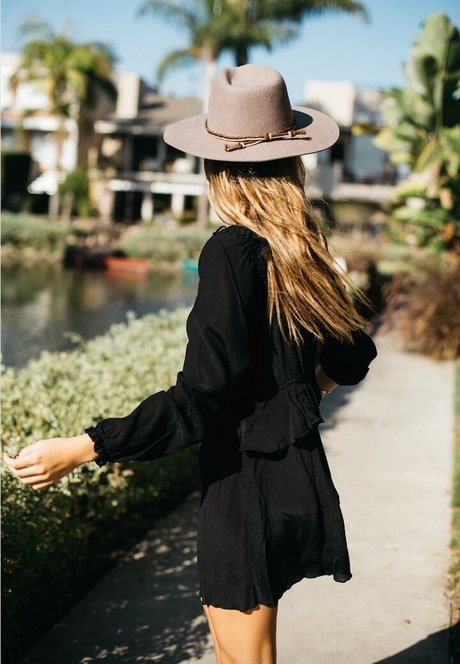 Camila Morrone model pretty picture
