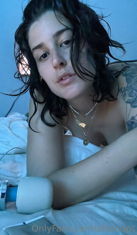 allieoops model naked img