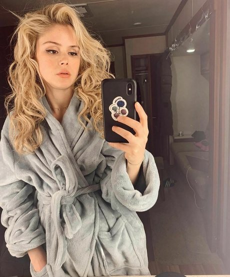 Erin Moriarty model naked pic