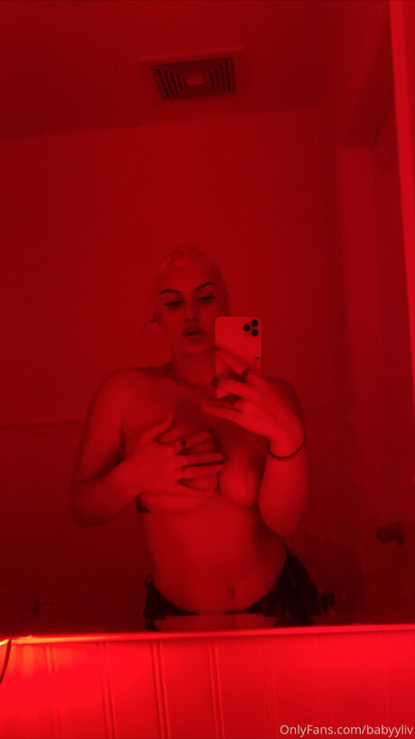 BabyyLiv erotic model pic