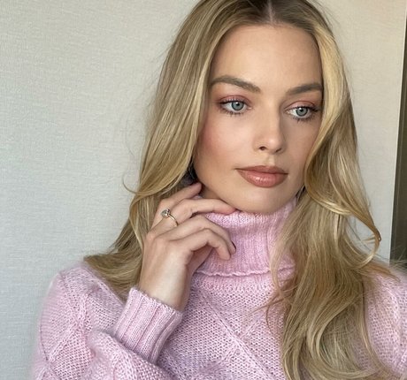 Margot Robbie pornographic star photos