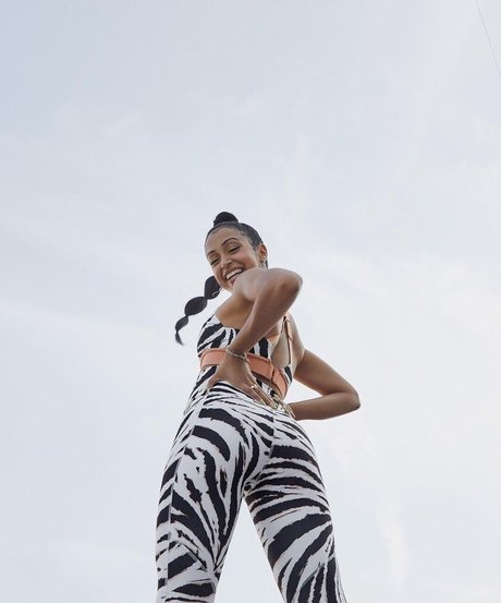 Liza Koshy sexy model img