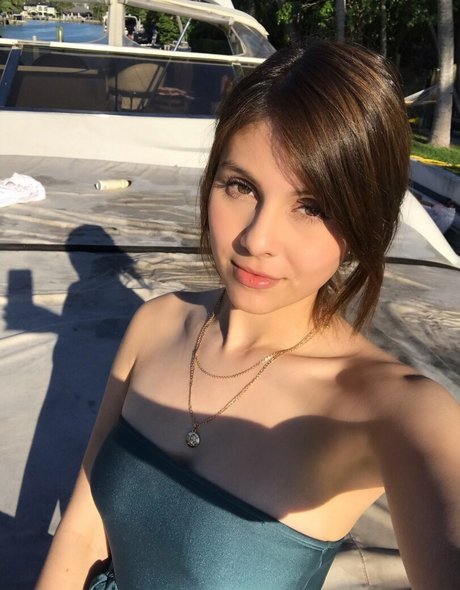 Marthacrdns naked pornstar pic