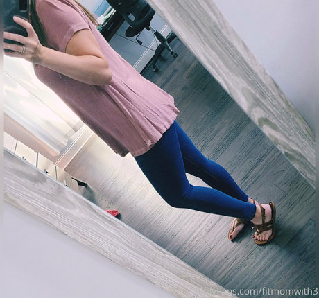 fitmomwith3 nude pornstar image
