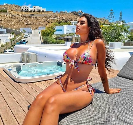 Tania Barbosa porn model archive