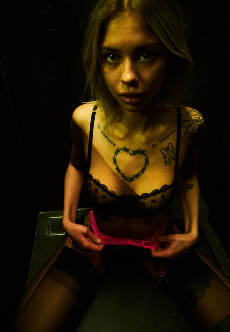 Polina Rahmanova art model pic