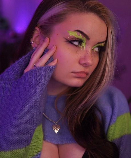 Proxyfox sexy model photo