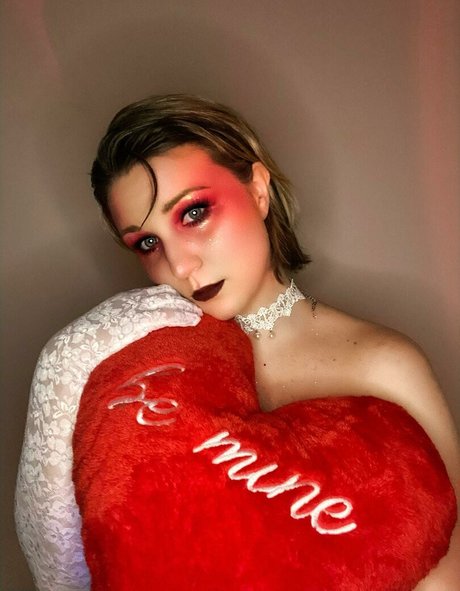 HoneyThorne profile image