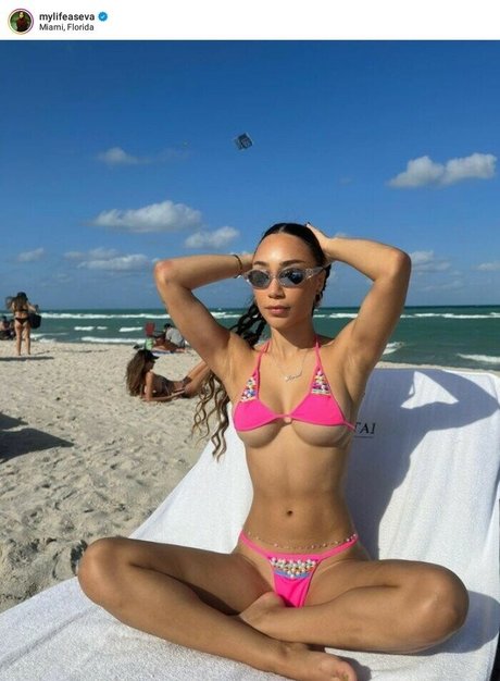 Eva Gutowski nice model image