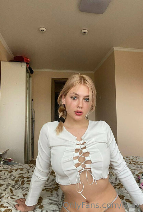 lilaxshy model naked picture